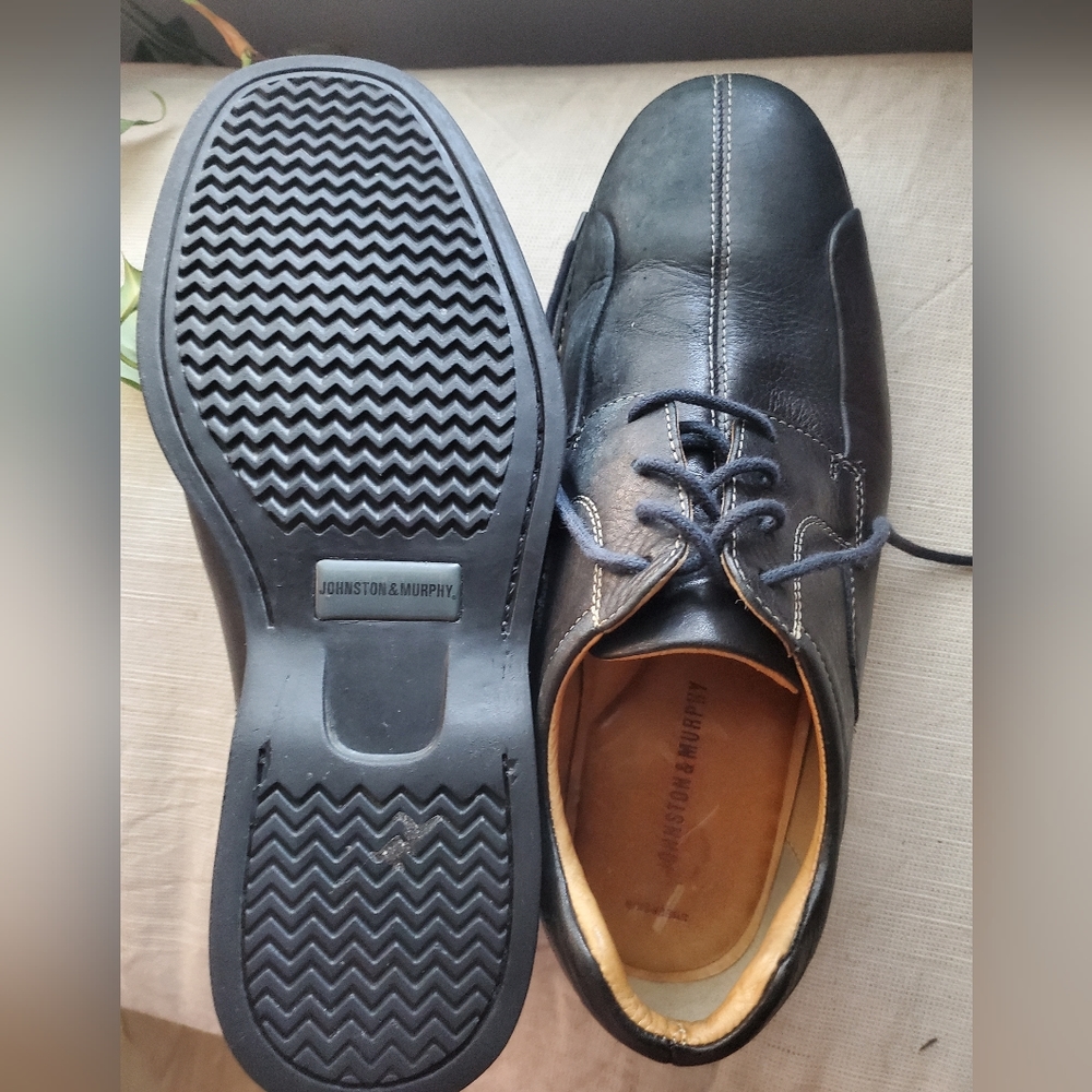 eather Johnston & Murphy loafers in great condition.  Men's size 9.5M